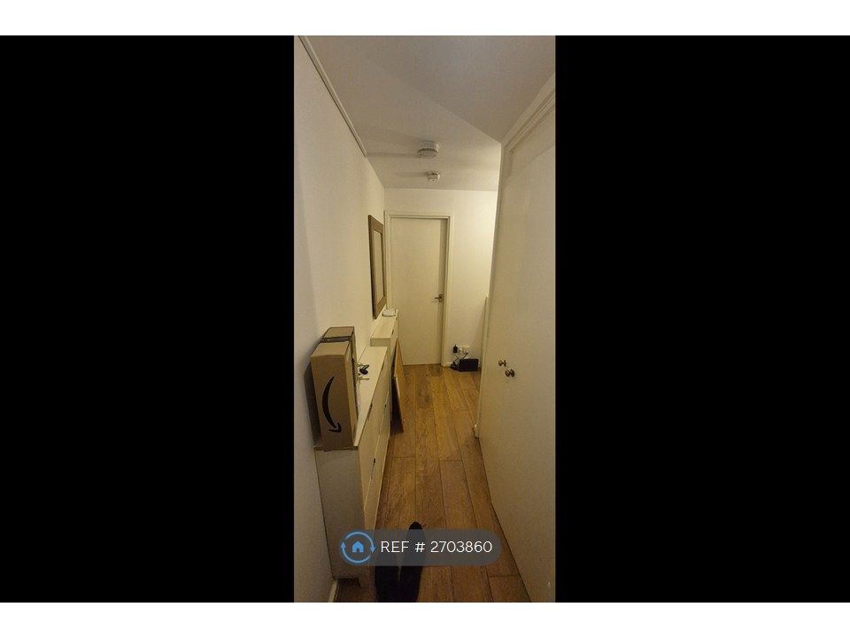 Property photo 3 of 8 Hall