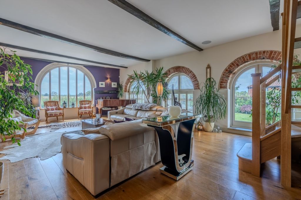 Property photo 2 of 32