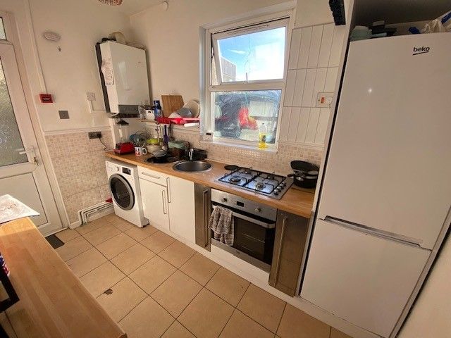 Property photo 2 of 7 Kitchen