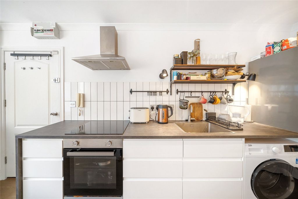 Property photo 2 of 8 Picture No. 11