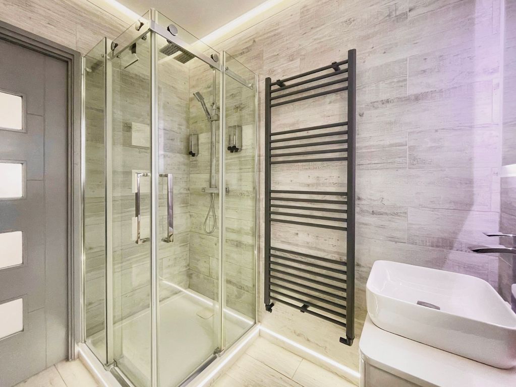 Property photo 2 of 11 Bathroom