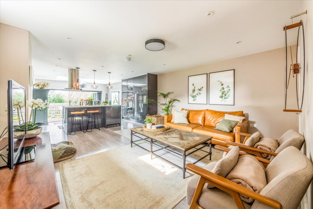 Property photo 2 of 17 Image