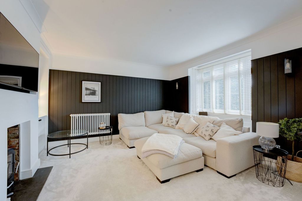 Property photo 3 of 33