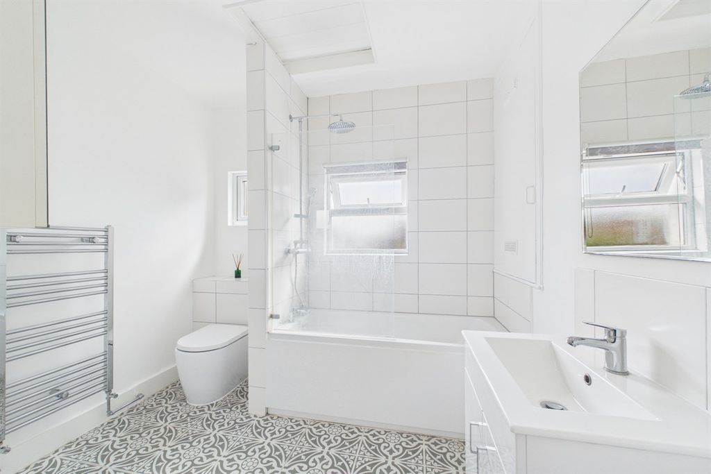 Property photo 3 of 10 Bathroom