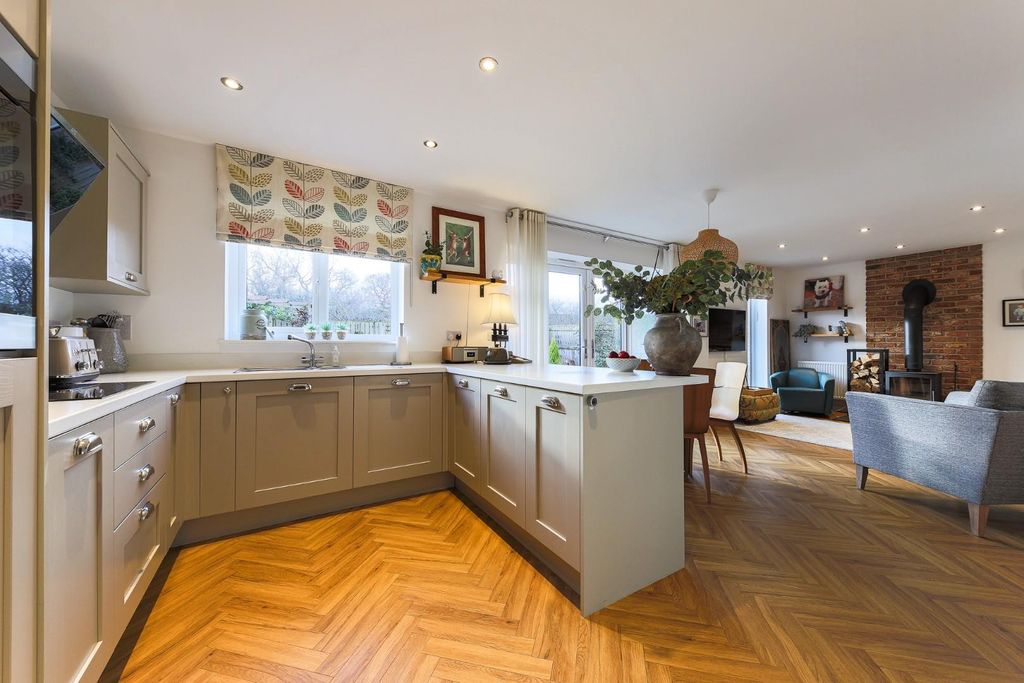 Property photo 3 of 26 Kitchen