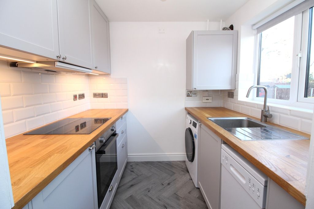 Property photo 3 of 6 Kitchen