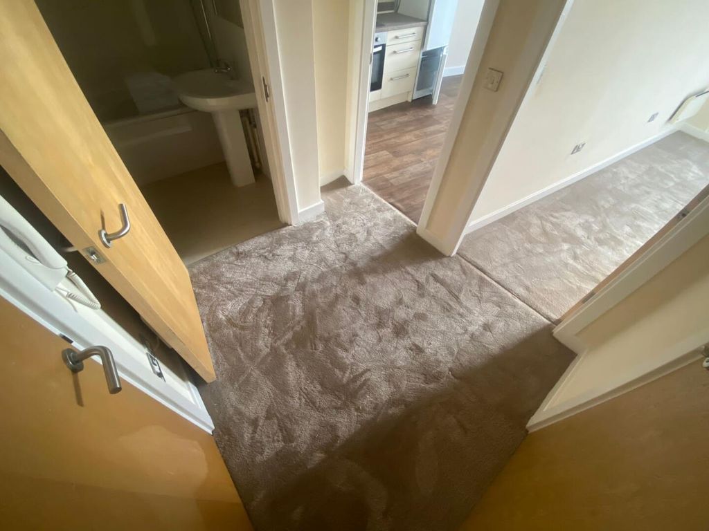 Property photo 2 of 6 Hallway