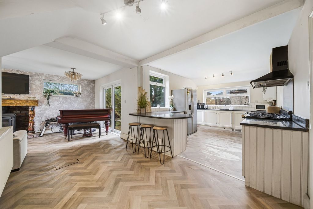 Property photo 2 of 32