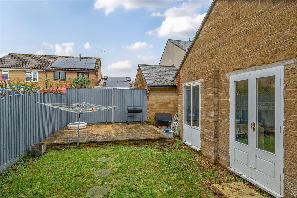 Property photo 2 of 11 Garden