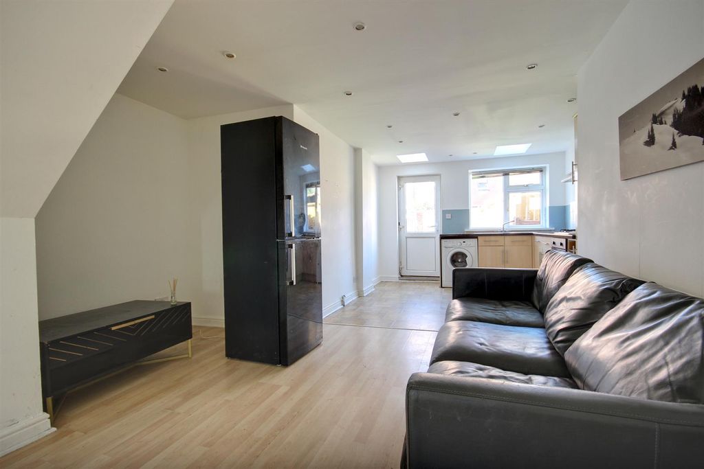 Property photo 3 of 8 Mill Lane (7).Jpg