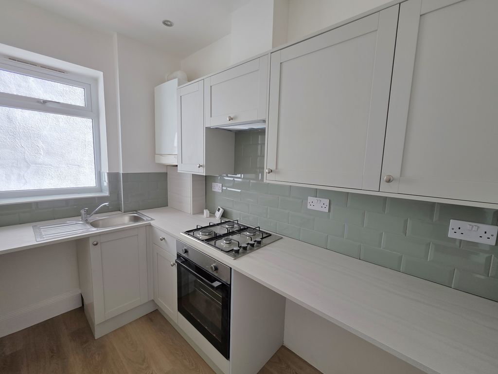 Property photo 3 of 6 Kitchen