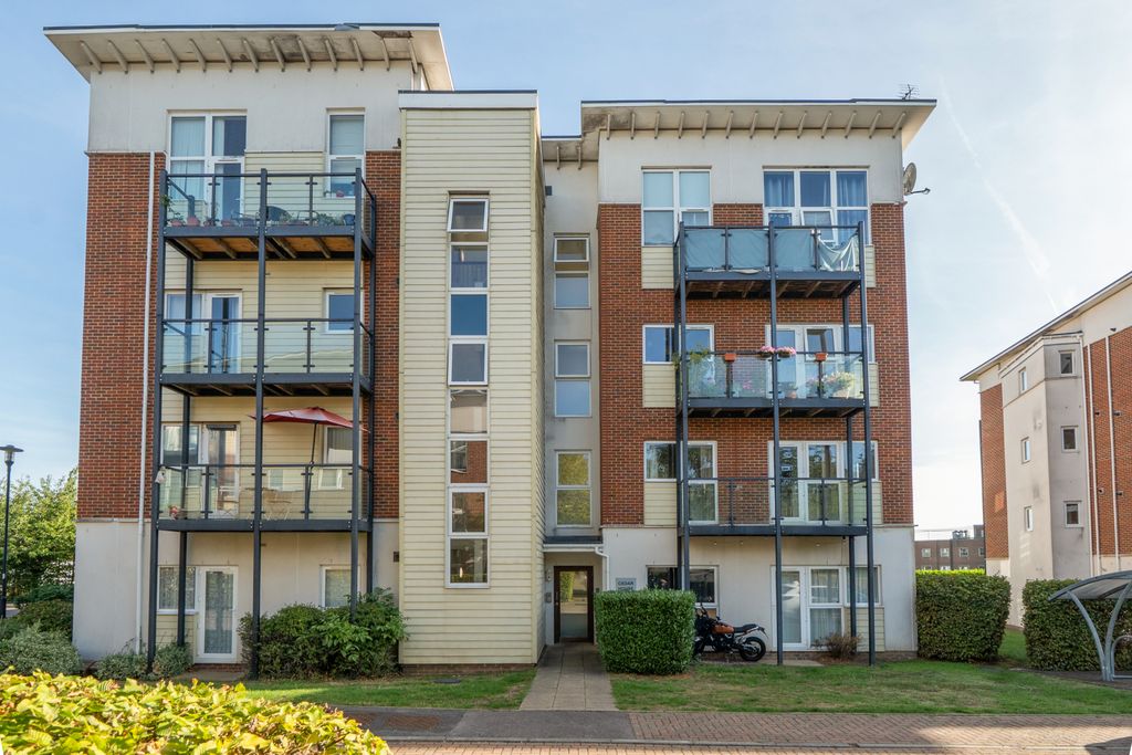 Property photo 1 of 11 Flat 8 Cedar House, Park View Road, Leatherhead, Kt22 7Gb Draft