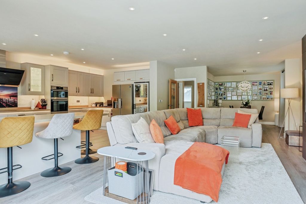 Property photo 1 of 28 Pbox-Img.Jpg