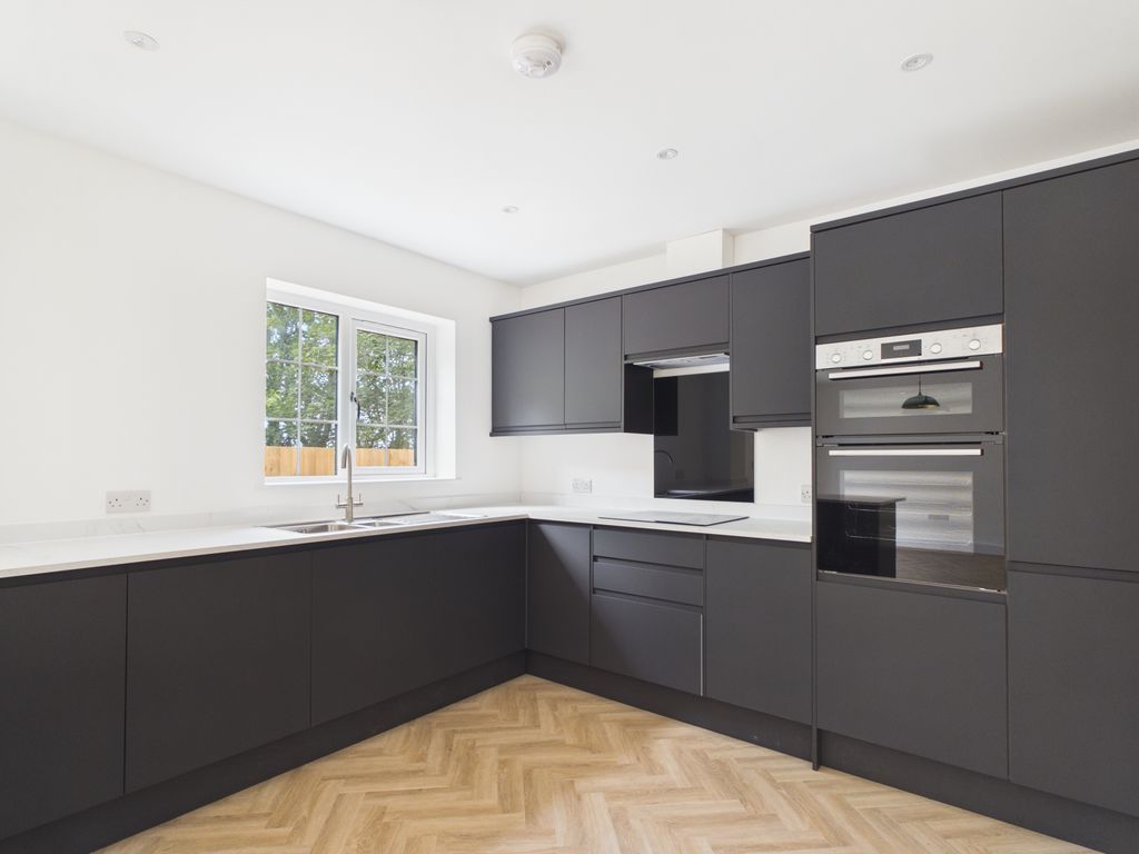 Property photo 2 of 10 Kitchen