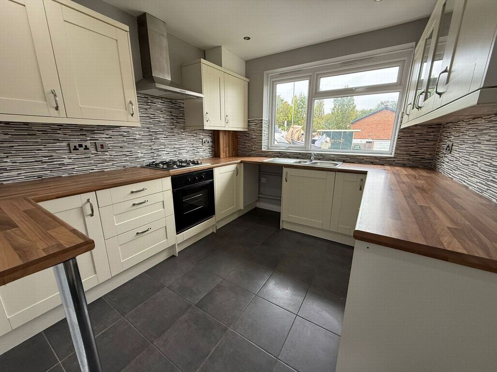 Property photo 3 of 7 Kitchen