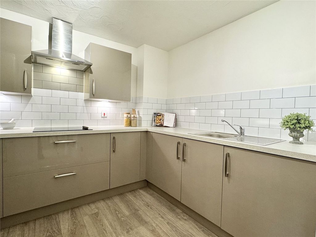 Property photo 2 of 12 Show Flat