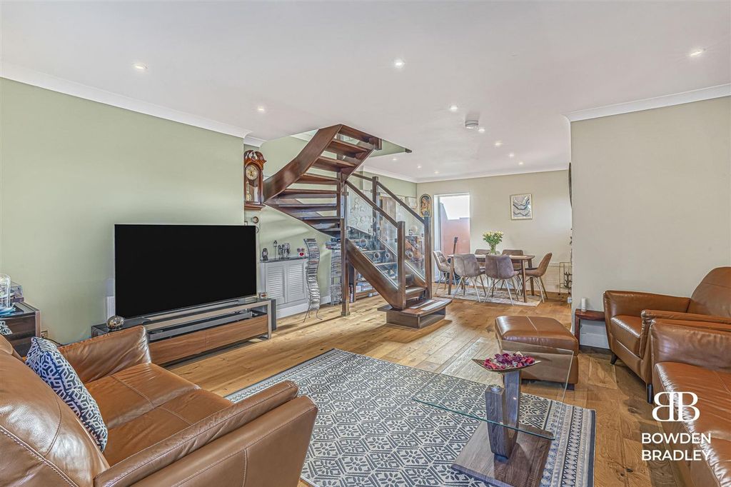 Property photo 2 of 27 A7_00712-Hdr.Jpg