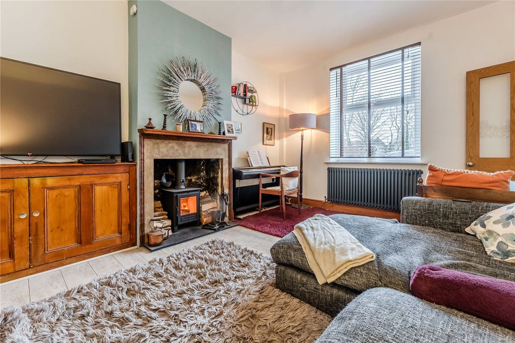 Property photo 3 of 13 Lounge