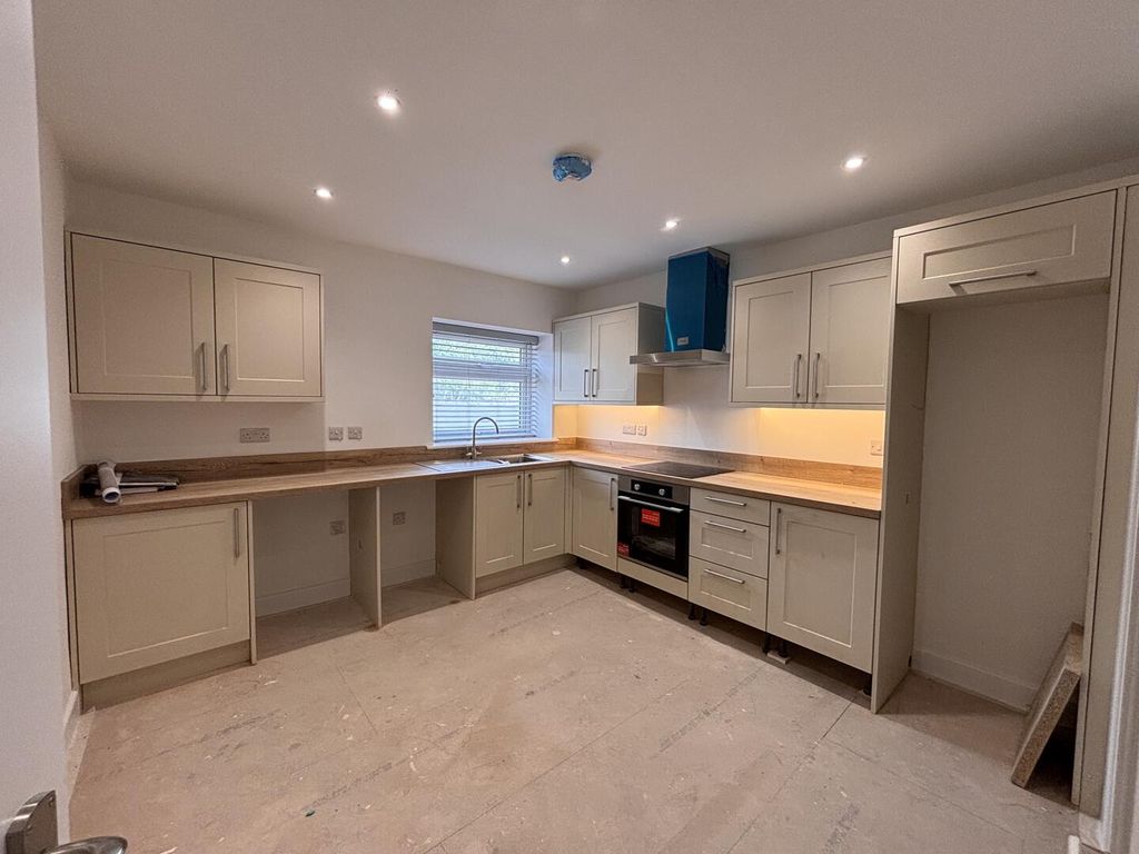 Property photo 3 of 11 Kitchen