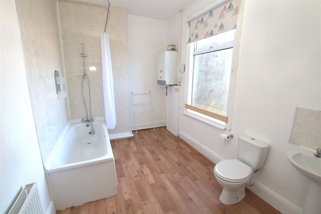 Property photo 2 of 8 Bathroom .Jpg