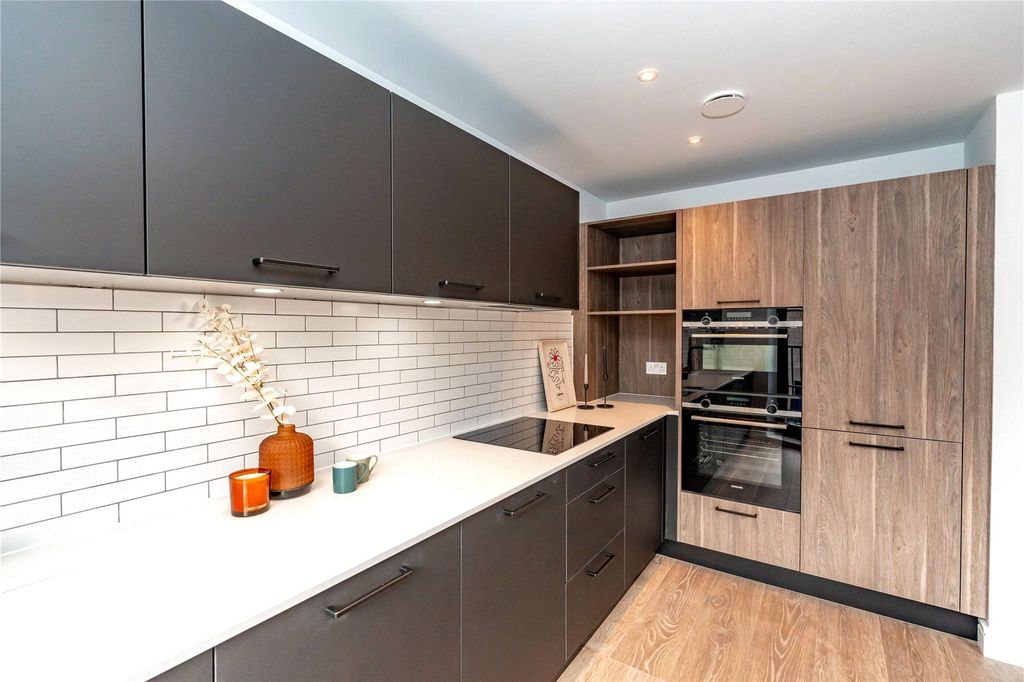 Property photo 2 of 29 Picture No. 17