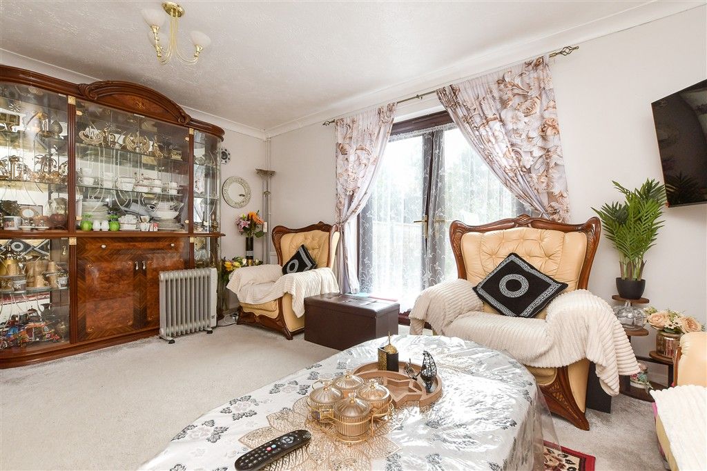 Property photo 3 of 9 Lounge