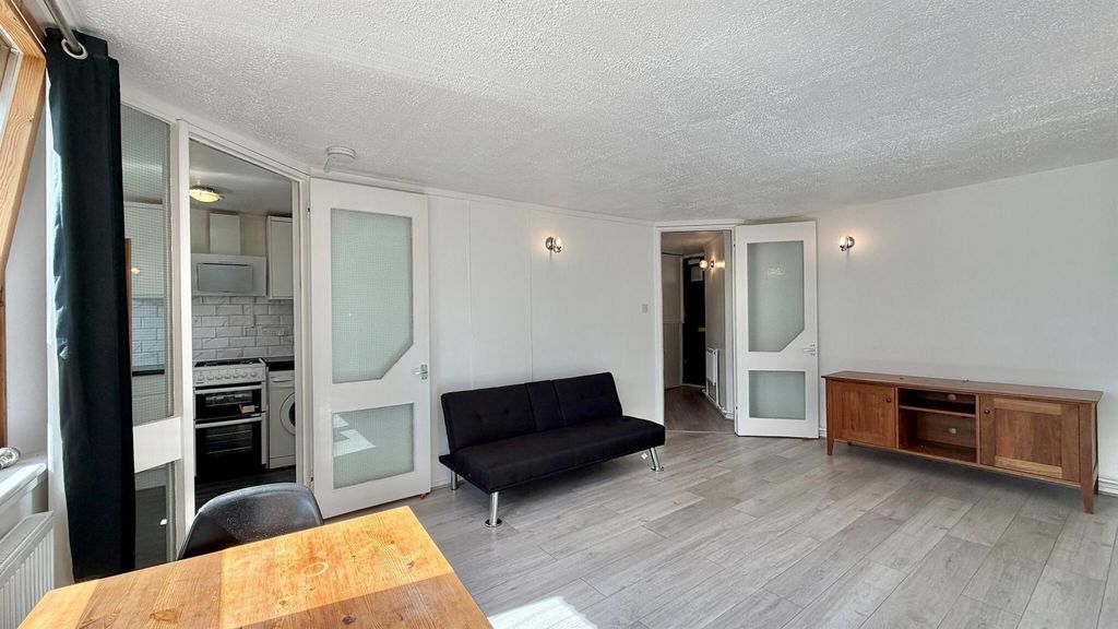 Property photo 3 of 11 16Ubw9.Jpg
