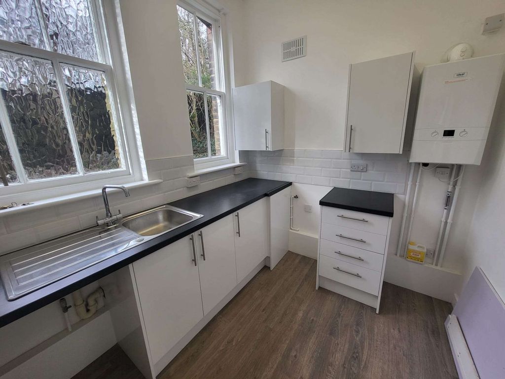 Property photo 3 of 10 Modern Fitted Kitchen