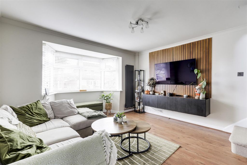 Property photo 2 of 15 581.Jpg