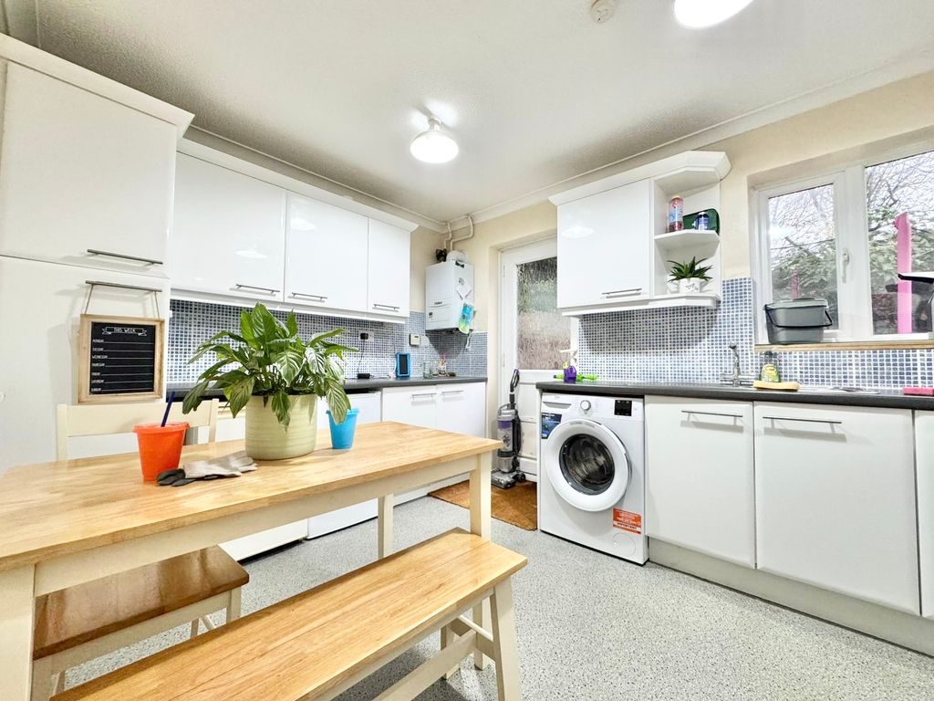 Property photo 2 of 12 Kitchen