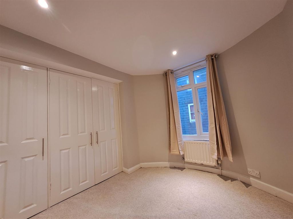 Property photo 3 of 8 Bedroom.Jpg