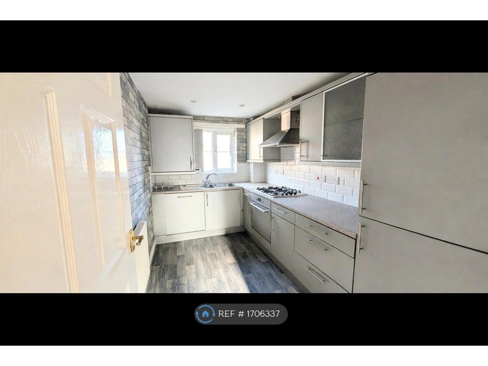 Property photo 3 of 10 Kitchen