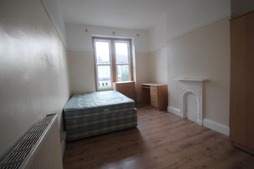 Property photo 3 of 5 Bright And Airy Double Bedroom Featuring A Comfort...