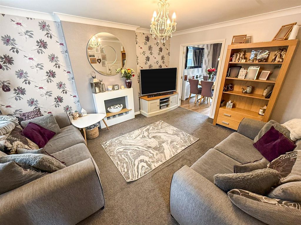 Property photo 2 of 12 Lounge