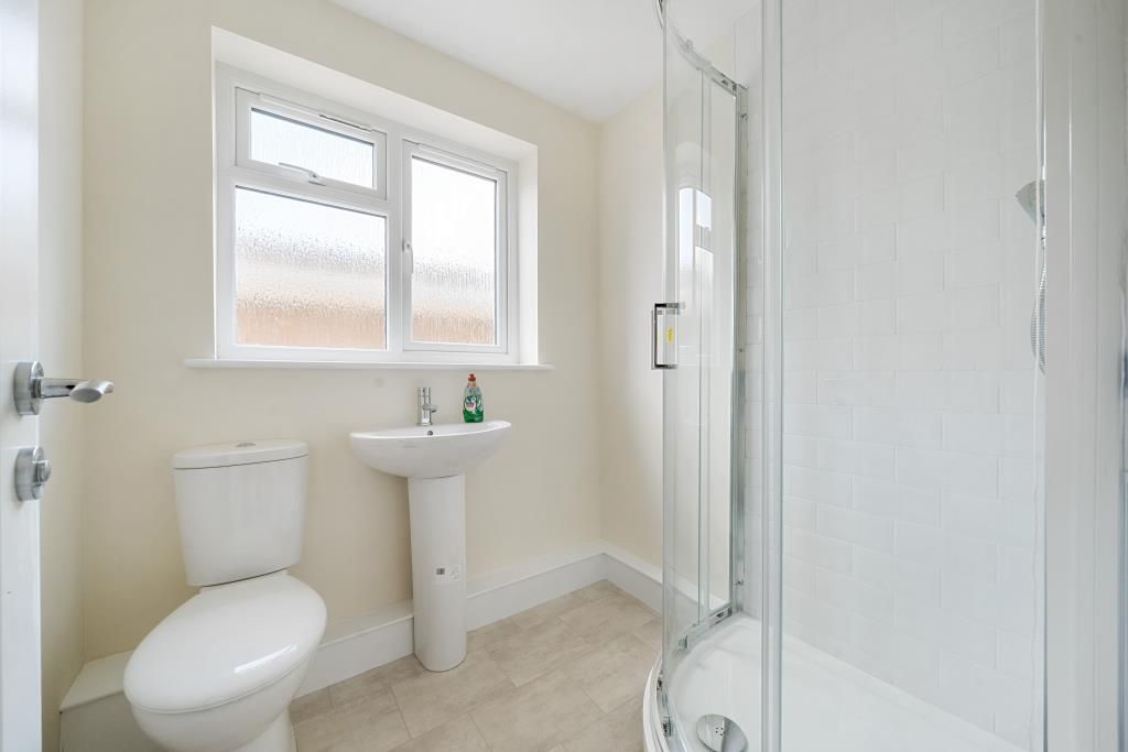 Property photo 3 of 19 Bathroom