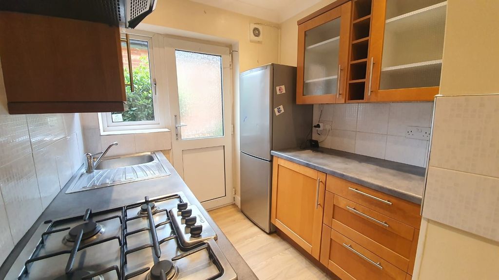 Property photo 2 of 8 Kitchen