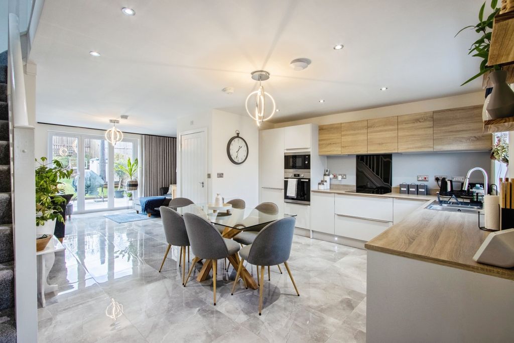 Property photo 1 of 17 Lounge / Kitchen