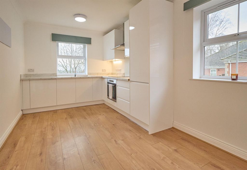 Property photo 2 of 8 Queens Park Court Hinckley .Jpg