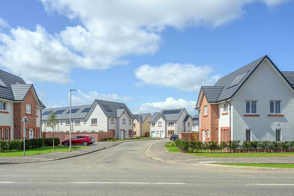 Property photo 2 of 12 Millgate Lawns Street Scene