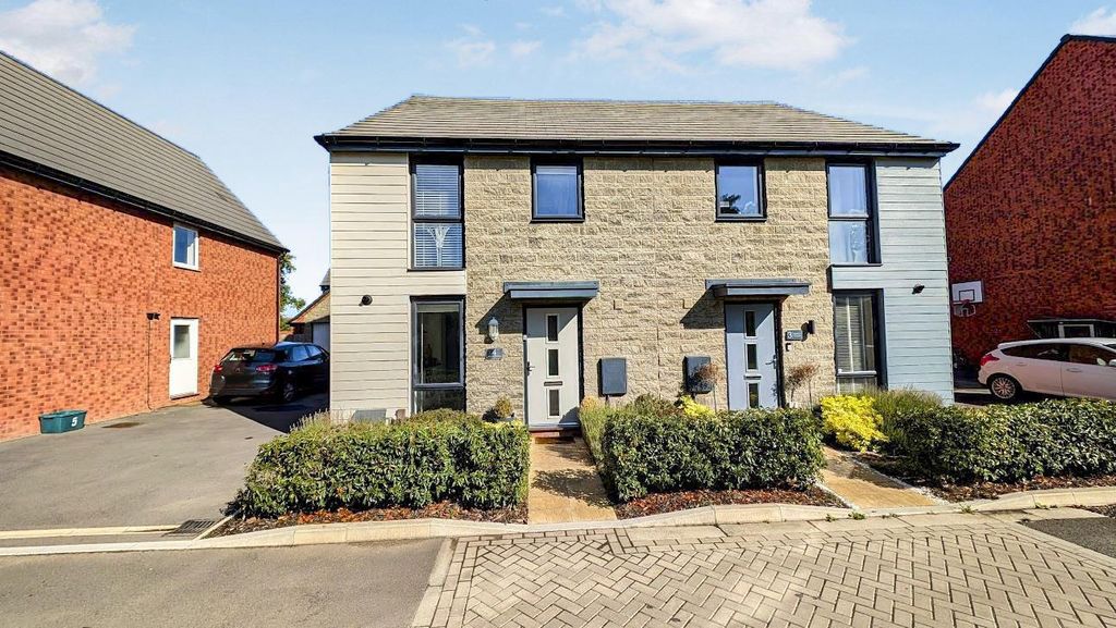Property photo 1 of 23 4 Derham Crescent Front Shot A.Jpg
