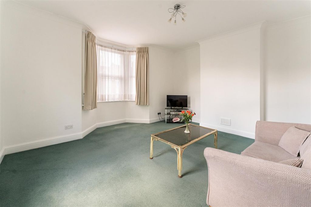 Property photo 3 of 21 Connaught Road, E4