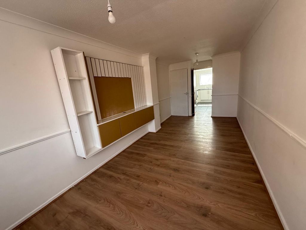 Property photo 1 of 7 2 Bed Flat To Rent Rochfords Gardens, Slough Sl2