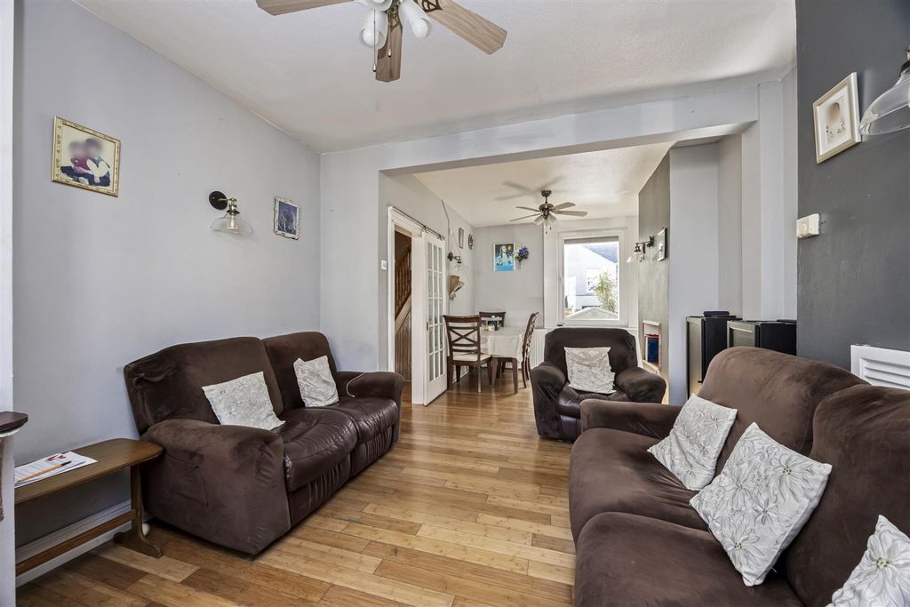 Property photo 3 of 16 Mortimer Road, 2-015.Jpg