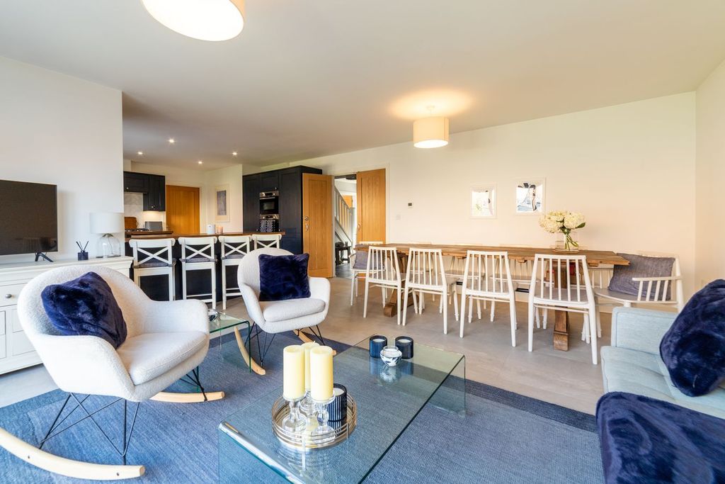 Property photo 1 of 31