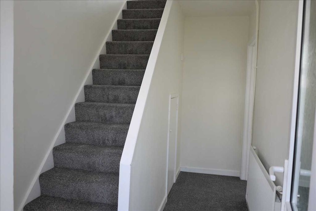 Property photo 3 of 15 Entrance Hall :