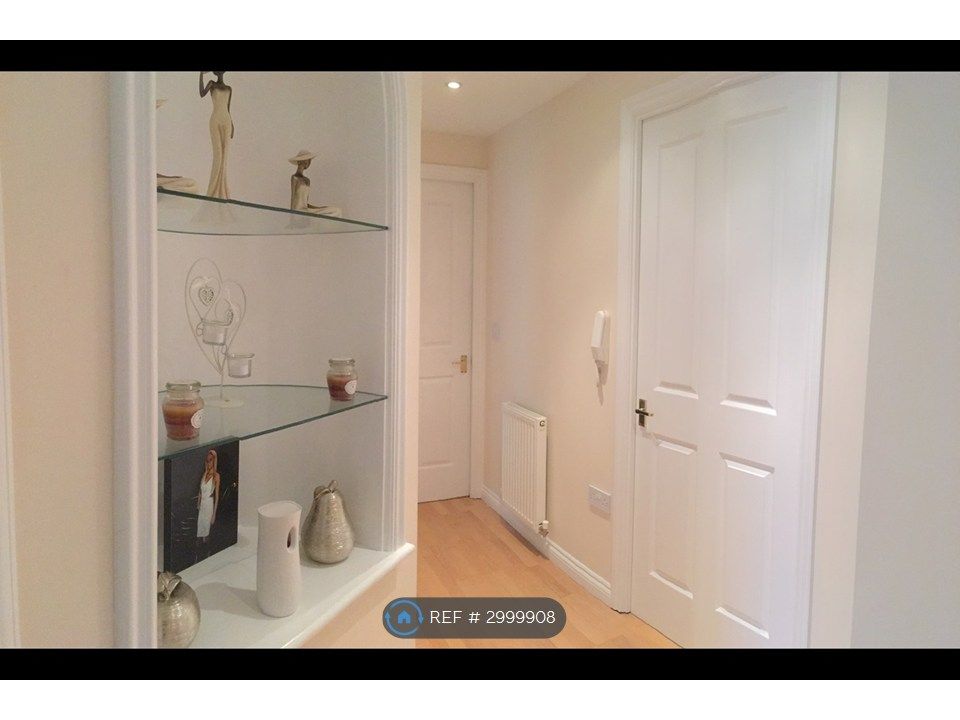 Property photo 2 of 7 Hallway