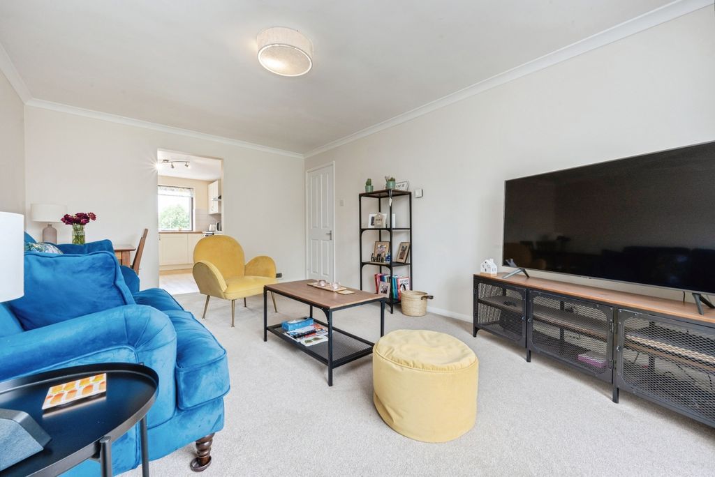 Property photo 3 of 17 Lounge