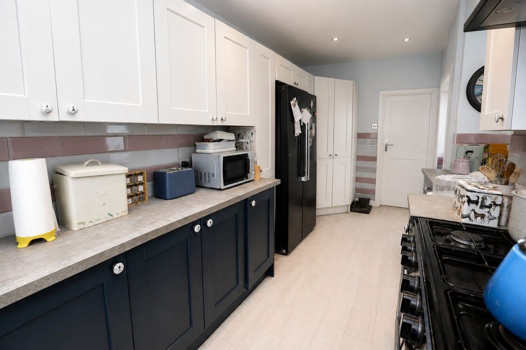 Property photo 2 of 32