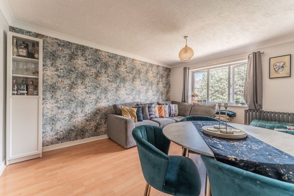 Property photo 2 of 8 5162482