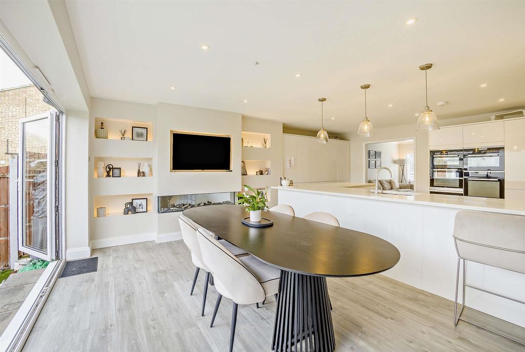 Property photo 3 of 16 8676367-Interior19-800.Jpg